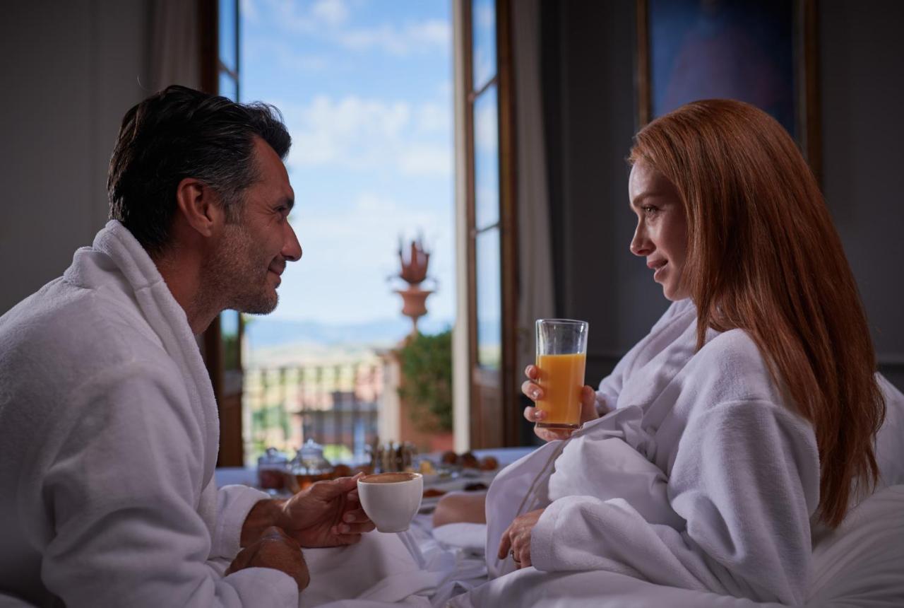Fonteverde Lifestyle & Thermal Retreat - The Leading Hotels Of The World San Casciano dei Bagni Exterior photo A couple wearing bathrobes