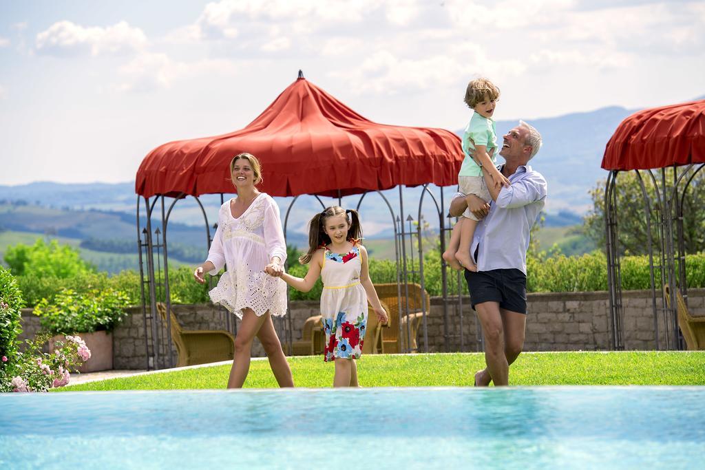 Fonteverde Lifestyle & Thermal Retreat - The Leading Hotels Of The World San Casciano dei Bagni Exterior photo Family at the pool